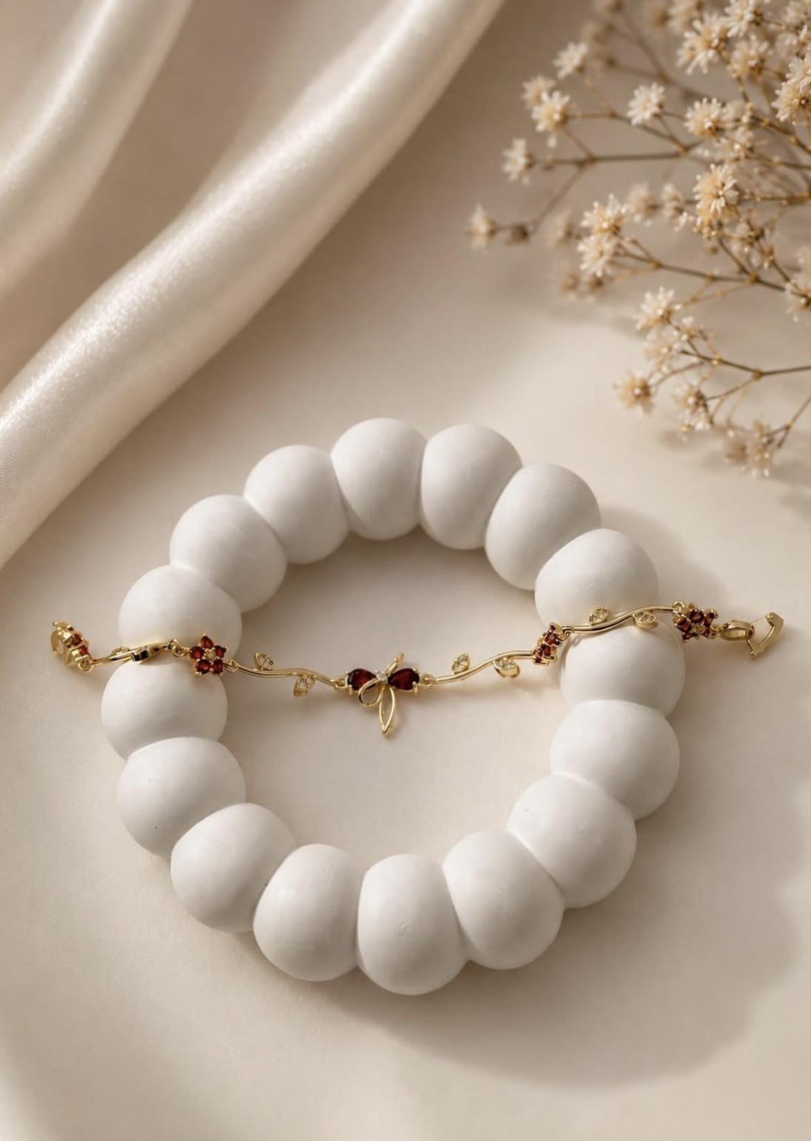 Delicate bow bracelet